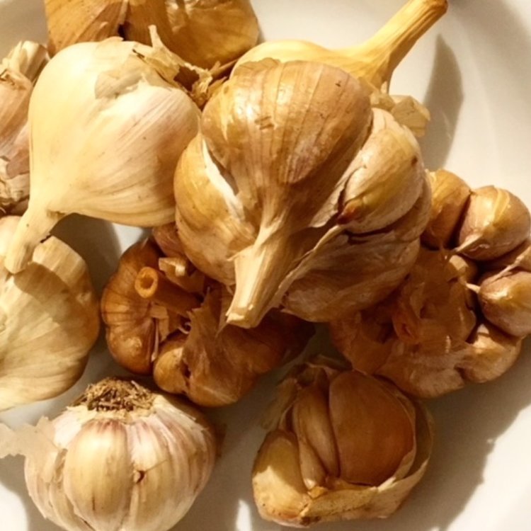 Gerookte Knoflook aan een streng - Garlicmaster.nl